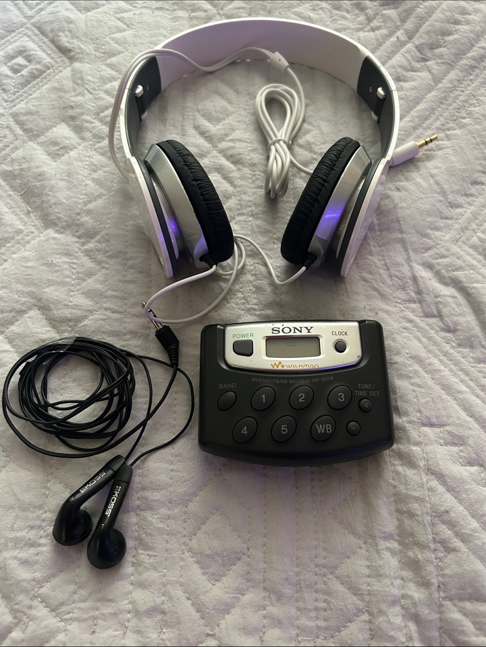 Sony Black/Silver Portable Weather/AM-FM Walkman RadioSRF-M37W + headphone kit